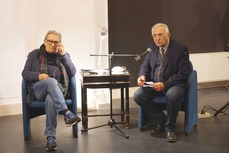 In foto Giuseppe Leone insieme con lo scrittore Enzo Papa in un momento dell’incontro 